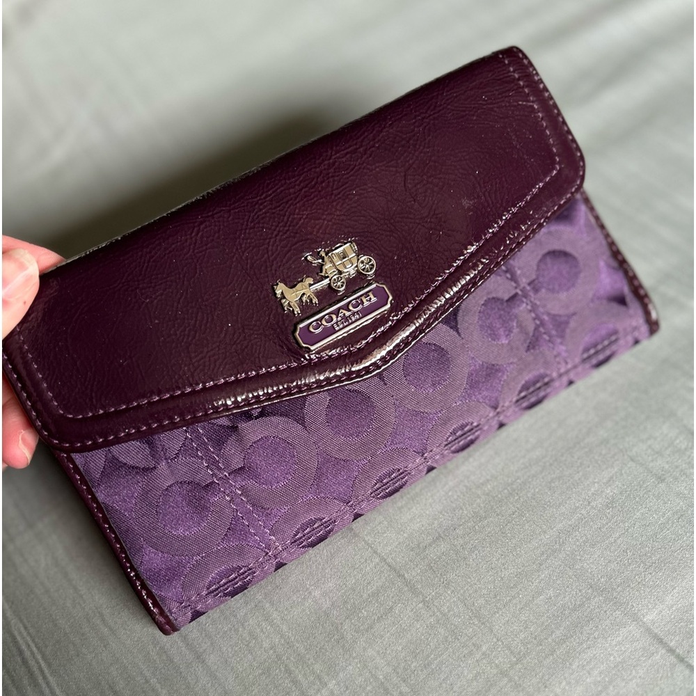 Coach purple Patent Leather & Signature Fabric Envelope Wallet
Stagecoach emblem